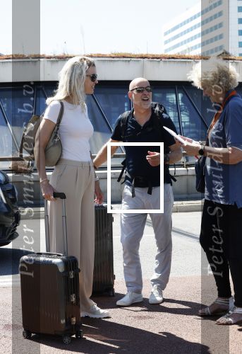 Schiphol 10 augustus 2024
Rob Kamphues en vriendin Kristi Nieuwenhuijse vertrekken vanaf schiphol voor hun vakantie naar Noorwegen.