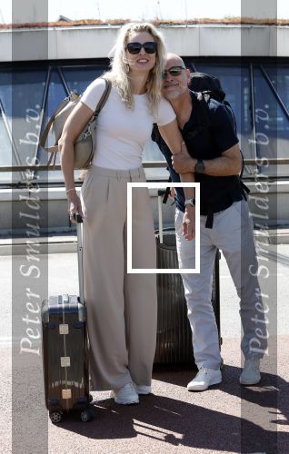 Schiphol 10 augustus 2024
Rob Kamphues en vriendin Kristi Nieuwenhuijse vertrekken vanaf schiphol voor hun vakantie naar Noorwegen.