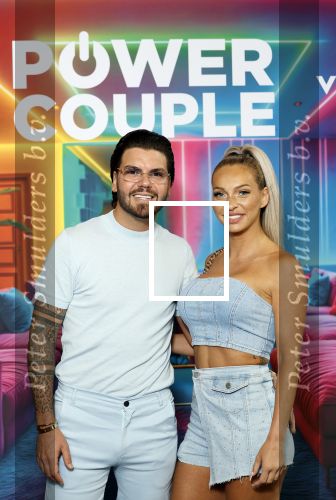 Amsterdam 21 augustus 2024
Presentatie Power Couple . De bekende koppels die mee doen aan het programma zijn: Djamila & Johannes, Eva & Sebastiaan, Laura & Ryan, Naomi & Quentin, Annebel & Rene, Michelle & Roy en Vonneke & Davinio. Monica Geuze en Valerio Zeno. Roy Donders en Michelle