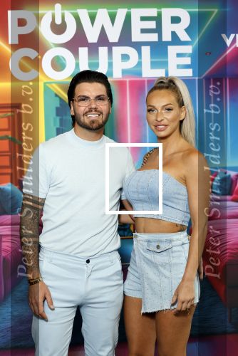 Amsterdam 21 augustus 2024
Presentatie Power Couple . De bekende koppels die mee doen aan het programma zijn: Djamila & Johannes, Eva & Sebastiaan, Laura & Ryan, Naomi & Quentin, Annebel & Rene, Michelle & Roy en Vonneke & Davinio. Monica Geuze en Valerio Zeno. Roy Donders en Michelle