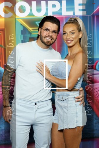 Amsterdam 21 augustus 2024
Presentatie Power Couple . De bekende koppels die mee doen aan het programma zijn: Djamila & Johannes, Eva & Sebastiaan, Laura & Ryan, Naomi & Quentin, Annebel & Rene, Michelle & Roy en Vonneke & Davinio. Monica Geuze en Valerio Zeno. Roy Donders en Michelle