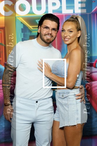 Amsterdam 21 augustus 2024
Presentatie Power Couple . De bekende koppels die mee doen aan het programma zijn: Djamila & Johannes, Eva & Sebastiaan, Laura & Ryan, Naomi & Quentin, Annebel & Rene, Michelle & Roy en Vonneke & Davinio. Monica Geuze en Valerio Zeno. Roy Donders en Michelle