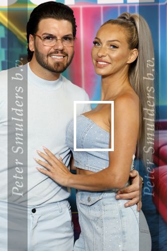 Amsterdam 21 augustus 2024
Presentatie Power Couple . De bekende koppels die mee doen aan het programma zijn: Djamila & Johannes, Eva & Sebastiaan, Laura & Ryan, Naomi & Quentin, Annebel & Rene, Michelle & Roy en Vonneke & Davinio. Monica Geuze en Valerio Zeno. Roy Donders en Michelle