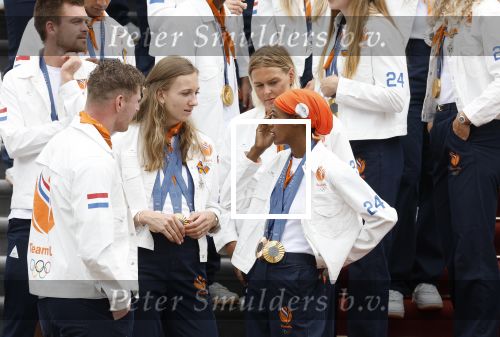 Den Haag 13 augustus 2024
Alle medaillewinnaars bij de olympische spelen op bezoek bij Koning Willem Alexander en Koningin Maxima op huis ten Bosch . oa aanwezig Femke Bol Sifan hassan Harrie Lavreysen Sharon v Rouwendaal Worthy de Jong Marit Bouwmeester Roy v d Berg de Hockey heren de hockey dames en alle roeiers.