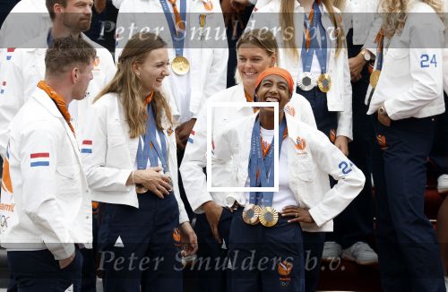 Den Haag 13 augustus 2024
Alle medaillewinnaars bij de olympische spelen op bezoek bij Koning Willem Alexander en Koningin Maxima op huis ten Bosch . oa aanwezig Femke Bol Sifan hassan Harrie Lavreysen Sharon v Rouwendaal Worthy de Jong Marit Bouwmeester Roy v d Berg de Hockey heren de hockey dames en alle roeiers.