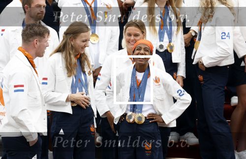 Den Haag 13 augustus 2024
Alle medaillewinnaars bij de olympische spelen op bezoek bij Koning Willem Alexander en Koningin Maxima op huis ten Bosch . oa aanwezig Femke Bol Sifan hassan Harrie Lavreysen Sharon v Rouwendaal Worthy de Jong Marit Bouwmeester Roy v d Berg de Hockey heren de hockey dames en alle roeiers.