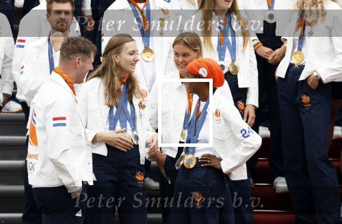Den Haag 13 augustus 2024
Alle medaillewinnaars bij de olympische spelen op bezoek bij Koning Willem Alexander en Koningin Maxima op huis ten Bosch . oa aanwezig Femke Bol Sifan hassan Harrie Lavreysen Sharon v Rouwendaal Worthy de Jong Marit Bouwmeester Roy v d Berg de Hockey heren de hockey dames en alle roeiers.