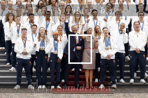 Den Haag 13 augustus 2024
Alle medaillewinnaars bij de olympische spelen op bezoek bij Koning Willem Alexander en Koningin Maxima op huis ten Bosch . oa aanwezig Femke Bol Sifan hassan Harrie Lavreysen Sharon v Rouwendaal Worthy de Jong Marit Bouwmeester Roy v d Berg de Hockey heren de hockey dames en alle roeiers.