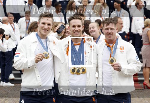Den Haag 13 augustus 2024
Alle medaillewinnaars bij de olympische spelen op bezoek bij Koning Willem Alexander en Koningin Maxima op huis ten Bosch . oa aanwezig Femke Bol Sifan hassan Harrie Lavreysen Sharon v Rouwendaal Worthy de Jong Marit Bouwmeester Roy v d Berg de Hockey heren de hockey dames en alle roeiers. Roy v d Berg Jeffrey Hoogland en Harrie Lavreysen