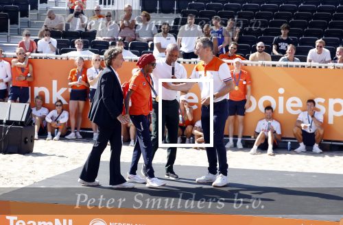 Scheveningen 12 augustus 2024
Aankomst olympische sporters in scheveningen . Humberto Tan presenteert het programma. Sifan Hassan
