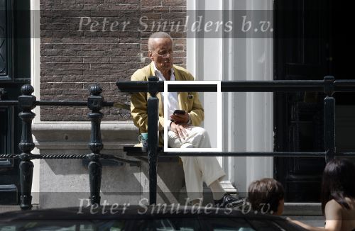 Amsterdam 11 augustus 2024
Advocaat Theo Hiddema met kopje koffie mobieltje voor de duer van zijn ngrachtenpand in het centrum van Amsterdam.