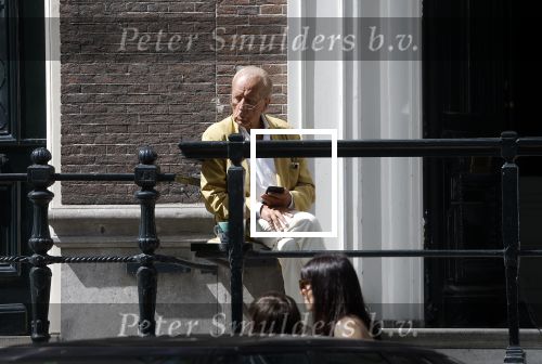Amsterdam 11 augustus 2024
Advocaat Theo Hiddema met kopje koffie mobieltje voor de duer van zijn ngrachtenpand in het centrum van Amsterdam.
