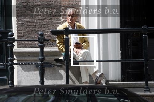 Amsterdam 11 augustus 2024
Advocaat Theo Hiddema met kopje koffie mobieltje voor de duer van zijn ngrachtenpand in het centrum van Amsterdam.