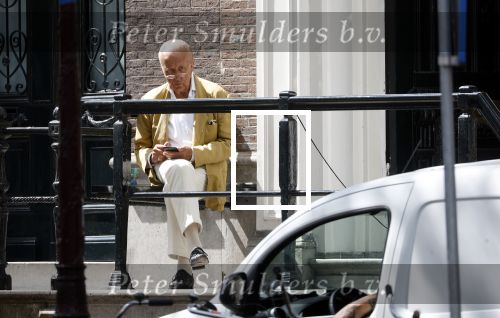 Amsterdam 11 augustus 2024
Advocaat Theo Hiddema met kopje koffie mobieltje voor de duer van zijn ngrachtenpand in het centrum van Amsterdam.