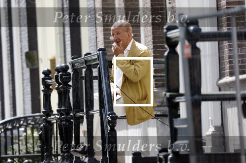 Amsterdam 11 augustus 2024
Advocaat Theo Hiddema met kopje koffie mobieltje voor de duer van zijn ngrachtenpand in het centrum van Amsterdam.