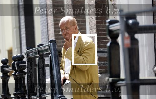 Amsterdam 11 augustus 2024
Advocaat Theo Hiddema met kopje koffie mobieltje voor de duer van zijn ngrachtenpand in het centrum van Amsterdam.
