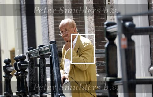 Amsterdam 11 augustus 2024
Advocaat Theo Hiddema met kopje koffie mobieltje voor de duer van zijn ngrachtenpand in het centrum van Amsterdam.