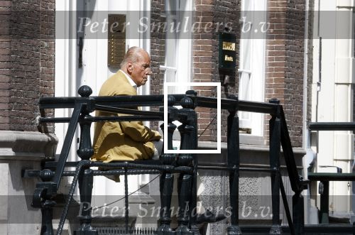 Amsterdam 11 augustus 2024
Advocaat Theo Hiddema met kopje koffie mobieltje voor de duer van zijn ngrachtenpand in het centrum van Amsterdam.