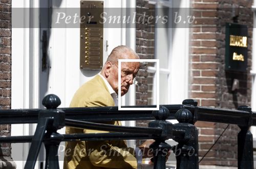 Amsterdam 11 augustus 2024
Advocaat Theo Hiddema met kopje koffie mobieltje voor de duer van zijn ngrachtenpand in het centrum van Amsterdam.