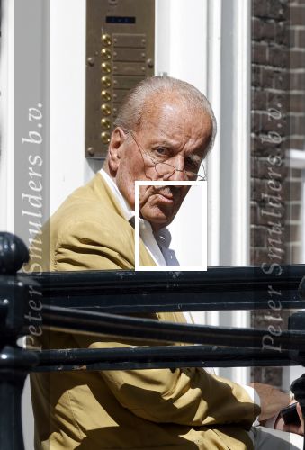 Amsterdam 11 augustus 2024
Advocaat Theo Hiddema met kopje koffie mobieltje voor de duer van zijn ngrachtenpand in het centrum van Amsterdam.