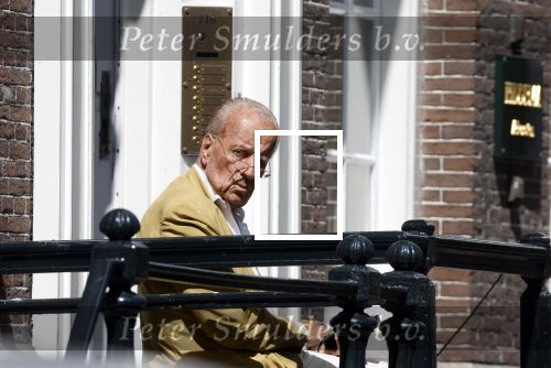 Amsterdam 11 augustus 2024
Advocaat Theo Hiddema met kopje koffie mobieltje voor de duer van zijn ngrachtenpand in het centrum van Amsterdam.