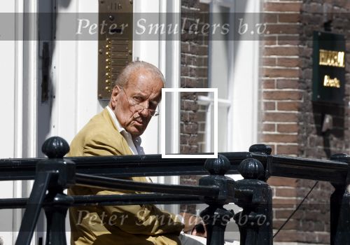 Amsterdam 11 augustus 2024
Advocaat Theo Hiddema met kopje koffie mobieltje voor de duer van zijn ngrachtenpand in het centrum van Amsterdam.