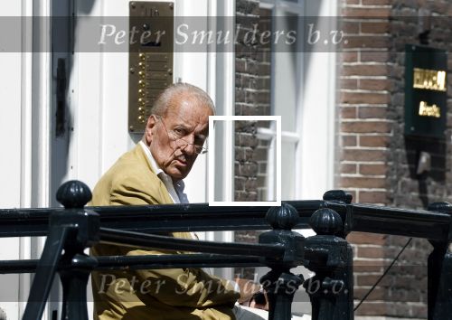 Amsterdam 11 augustus 2024
Advocaat Theo Hiddema met kopje koffie mobieltje voor de duer van zijn ngrachtenpand in het centrum van Amsterdam.