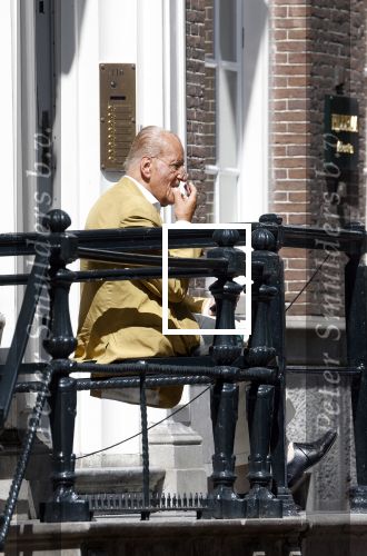 Amsterdam 11 augustus 2024
Advocaat Theo Hiddema met kopje koffie mobieltje voor de duer van zijn ngrachtenpand in het centrum van Amsterdam.