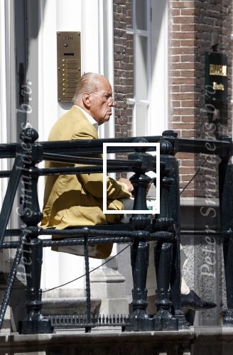 Amsterdam 11 augustus 2024
Advocaat Theo Hiddema met kopje koffie mobieltje voor de duer van zijn ngrachtenpand in het centrum van Amsterdam.