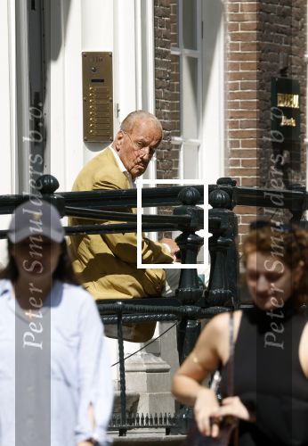 Amsterdam 11 augustus 2024
Advocaat Theo Hiddema met kopje koffie mobieltje voor de duer van zijn ngrachtenpand in het centrum van Amsterdam.