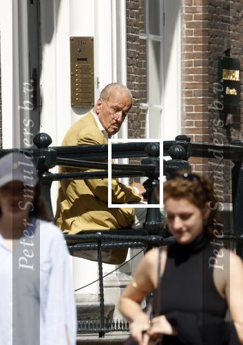 Amsterdam 11 augustus 2024
Advocaat Theo Hiddema met kopje koffie mobieltje voor de duer van zijn ngrachtenpand in het centrum van Amsterdam.