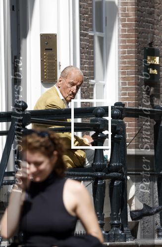 Amsterdam 11 augustus 2024
Advocaat Theo Hiddema met kopje koffie mobieltje voor de duer van zijn ngrachtenpand in het centrum van Amsterdam.