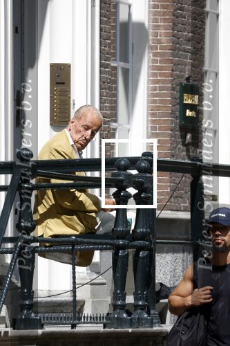 Amsterdam 11 augustus 2024
Advocaat Theo Hiddema met kopje koffie mobieltje voor de duer van zijn ngrachtenpand in het centrum van Amsterdam.