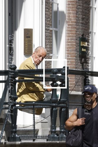 Amsterdam 11 augustus 2024
Advocaat Theo Hiddema met kopje koffie mobieltje voor de duer van zijn ngrachtenpand in het centrum van Amsterdam.