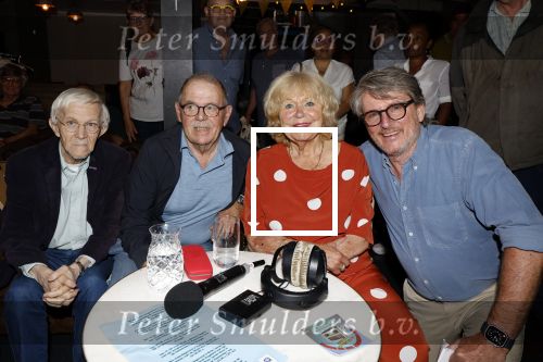 Amsterdam 31 augustus 2024
50 jaar Radio Veronica op het veronica schip.
Aanwezig oa Tineke de Nooij Wil Luikinga Adje Roland Erik de Zwart Ben Cramer Chimene v Oosterhout Manuela Kemp en haar man Tjerk Lammers .