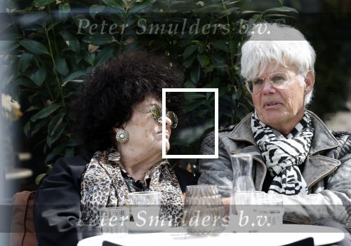 Laren 3 augustus 2025
Ad Visser met zijn vrouw op terras in het centrum van Laren .