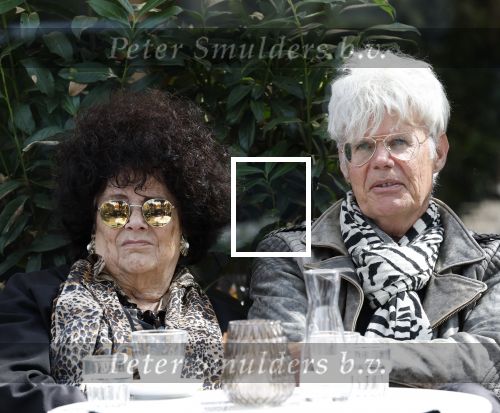 Laren 3 augustus 2025
Ad Visser met zijn vrouw op terras in het centrum van Laren .