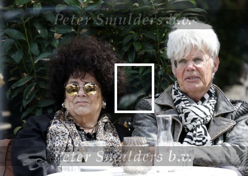 Laren 3 augustus 2025
Ad Visser met zijn vrouw op terras in het centrum van Laren .
