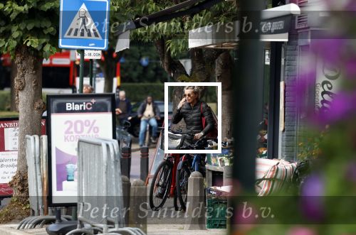 Blaricum 23 augustus 2025
Anita Witzier doet op de fiets boodschappen in het centrum van Blaricum