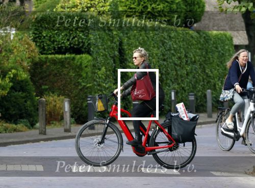 Blaricum 23 augustus 2025
Anita Witzier doet op de fiets boodschappen in het centrum van Blaricum