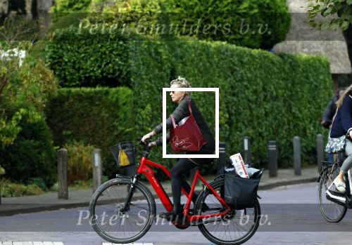 Blaricum 23 augustus 2025
Anita Witzier doet op de fiets boodschappen in het centrum van Blaricum