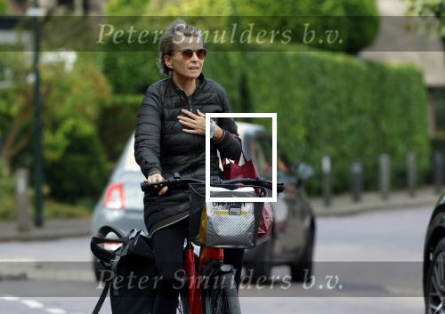 Blaricum 23 augustus 2025
Anita Witzier doet op de fiets boodschappen in het centrum van Blaricum