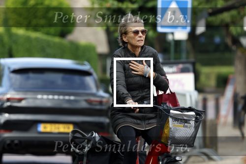 Blaricum 23 augustus 2025
Anita Witzier doet op de fiets boodschappen in het centrum van Blaricum