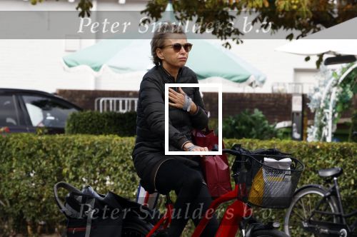 Blaricum 23 augustus 2025
Anita Witzier doet op de fiets boodschappen in het centrum van Blaricum