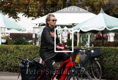 Blaricum 23 augustus 2025
Anita Witzier doet op de fiets boodschappen in het centrum van Blaricum