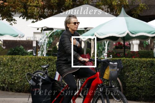 Blaricum 23 augustus 2025
Anita Witzier doet op de fiets boodschappen in het centrum van Blaricum