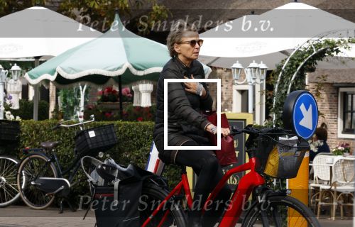 Blaricum 23 augustus 2025
Anita Witzier doet op de fiets boodschappen in het centrum van Blaricum