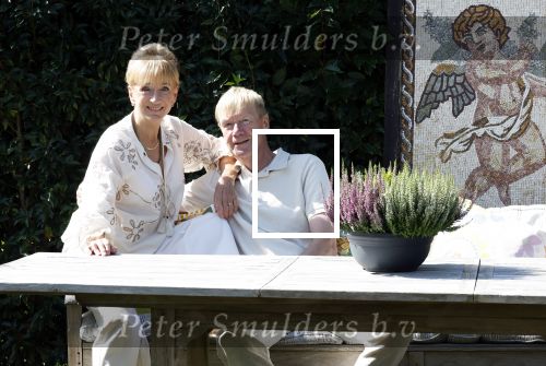 Almere 21 augustus 2025
Berdien Stenberg met haar man Pieter Kleve in de tuin van hun huis .