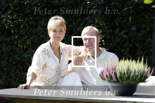 Almere 21 augustus 2025
Berdien Stenberg met haar man Pieter Kleve in de tuin van hun huis .