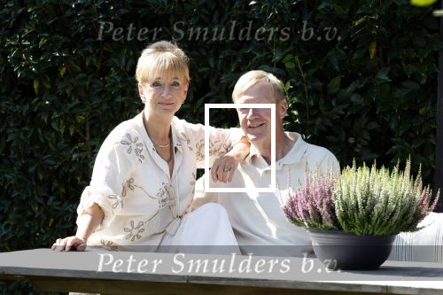 Almere 21 augustus 2025
Berdien Stenberg met haar man Pieter Kleve in de tuin van hun huis .
